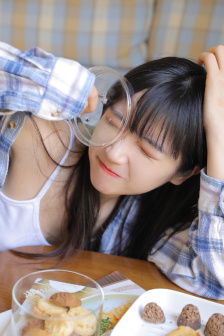 挺岳双腿之间